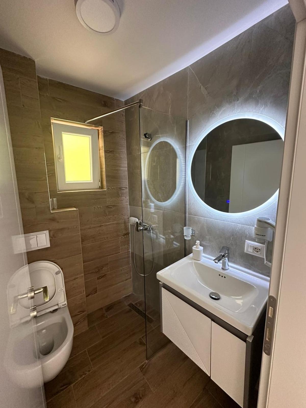 Hotel Demoli Pogradec Exteriör bild