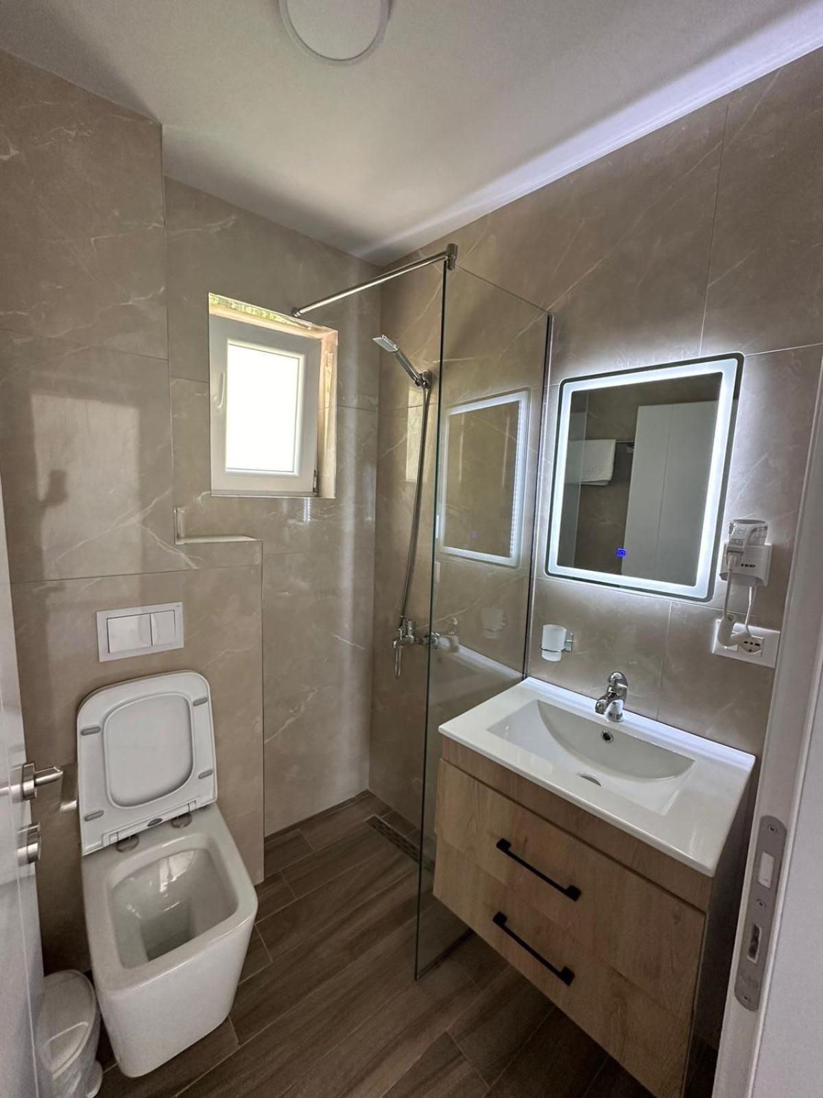 Hotel Demoli Pogradec Exteriör bild
