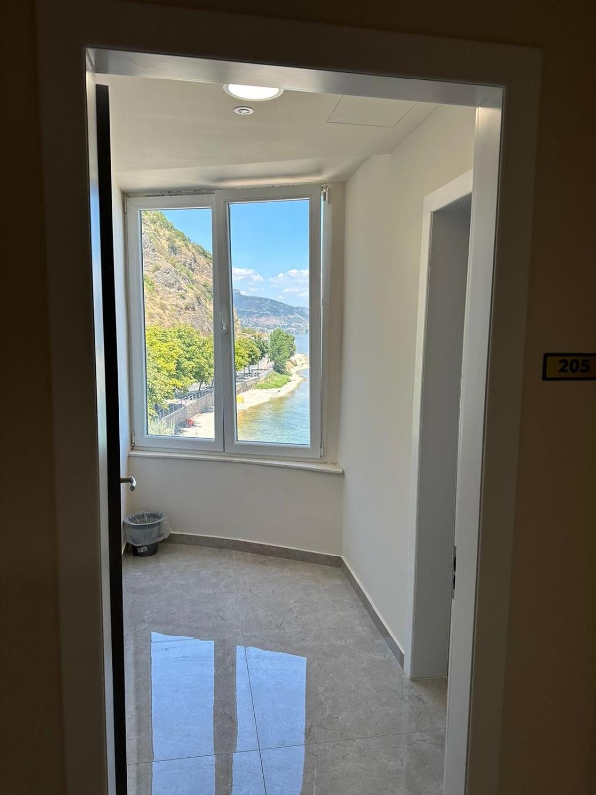 Hotel Demoli Pogradec Exteriör bild