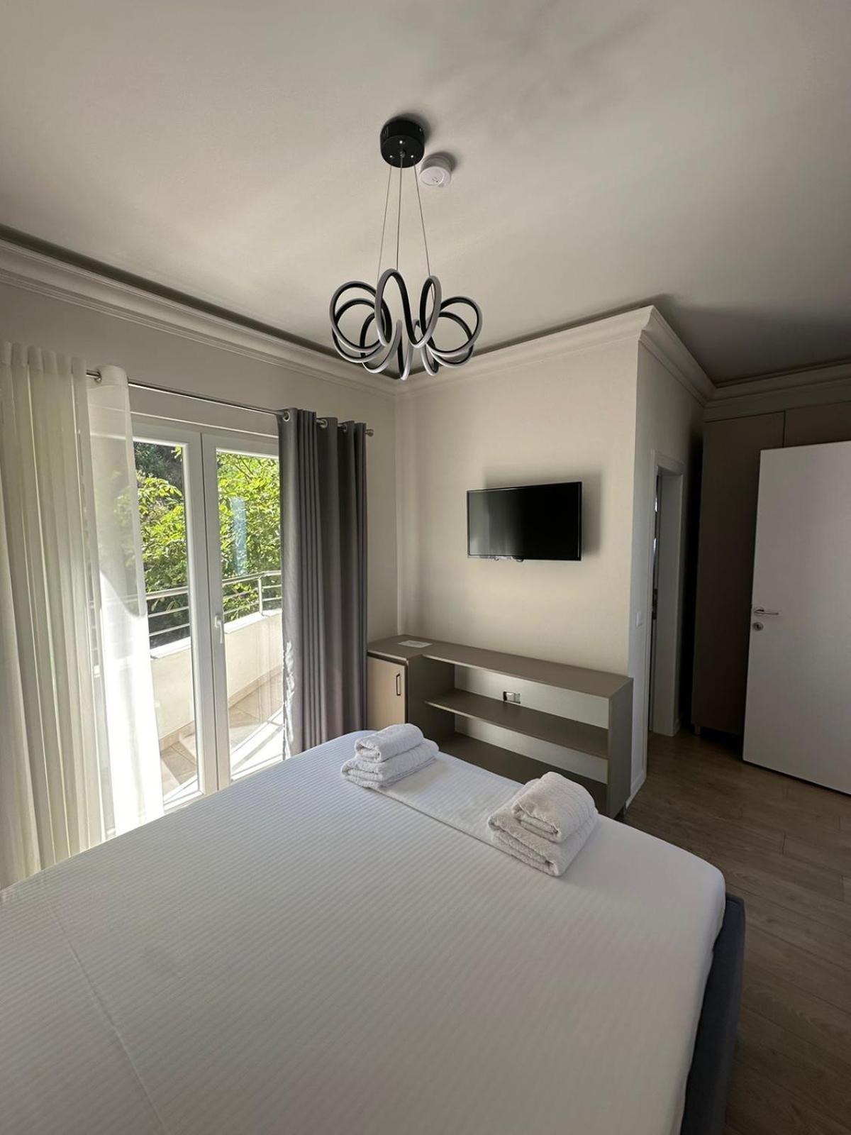 Hotel Demoli Pogradec Exteriör bild