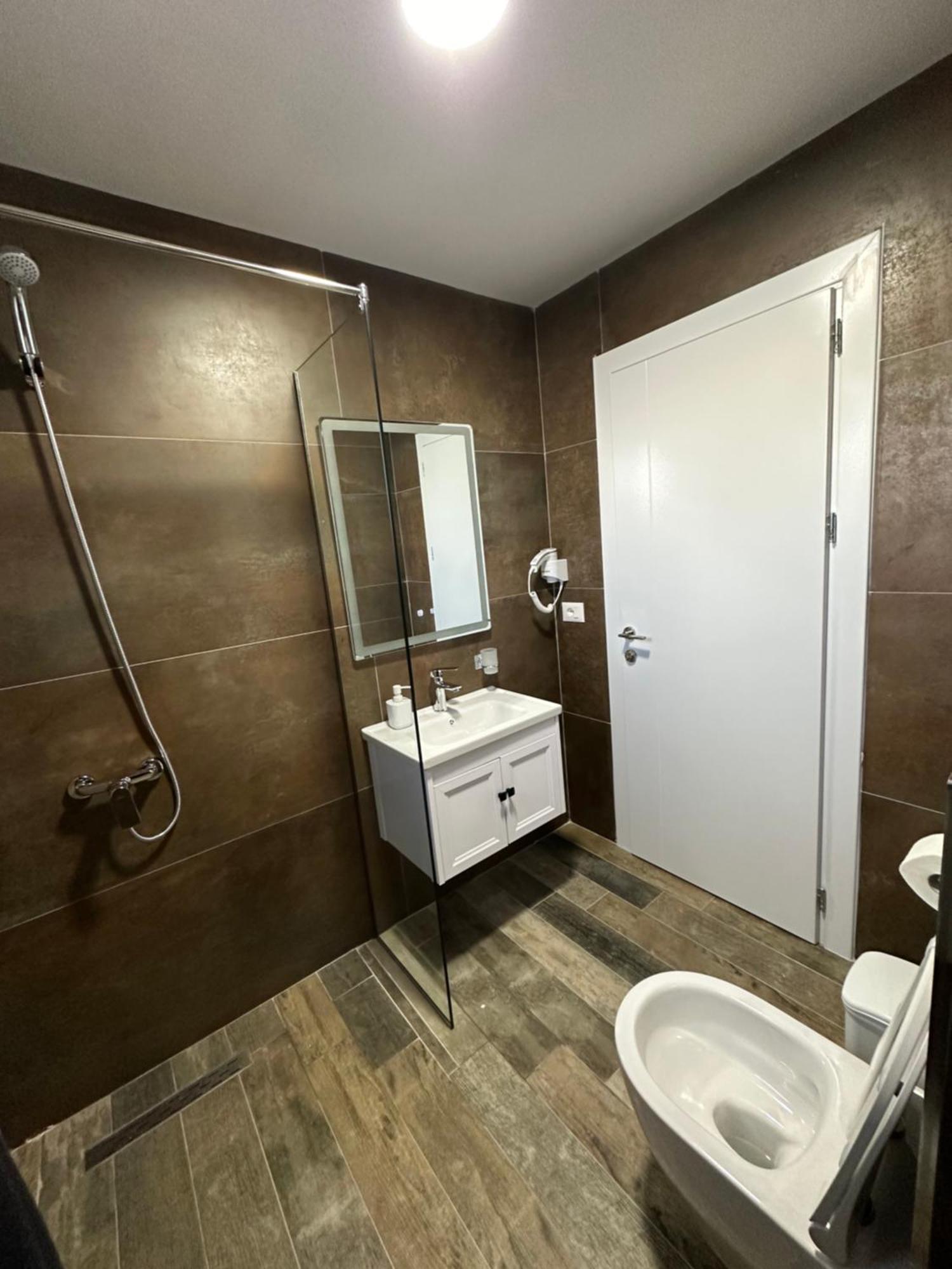 Hotel Demoli Pogradec Exteriör bild