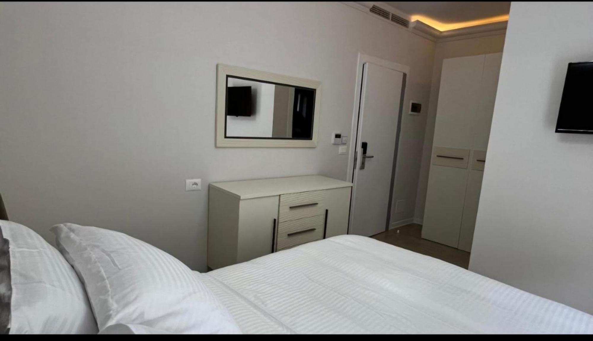 Hotel Demoli Pogradec Exteriör bild