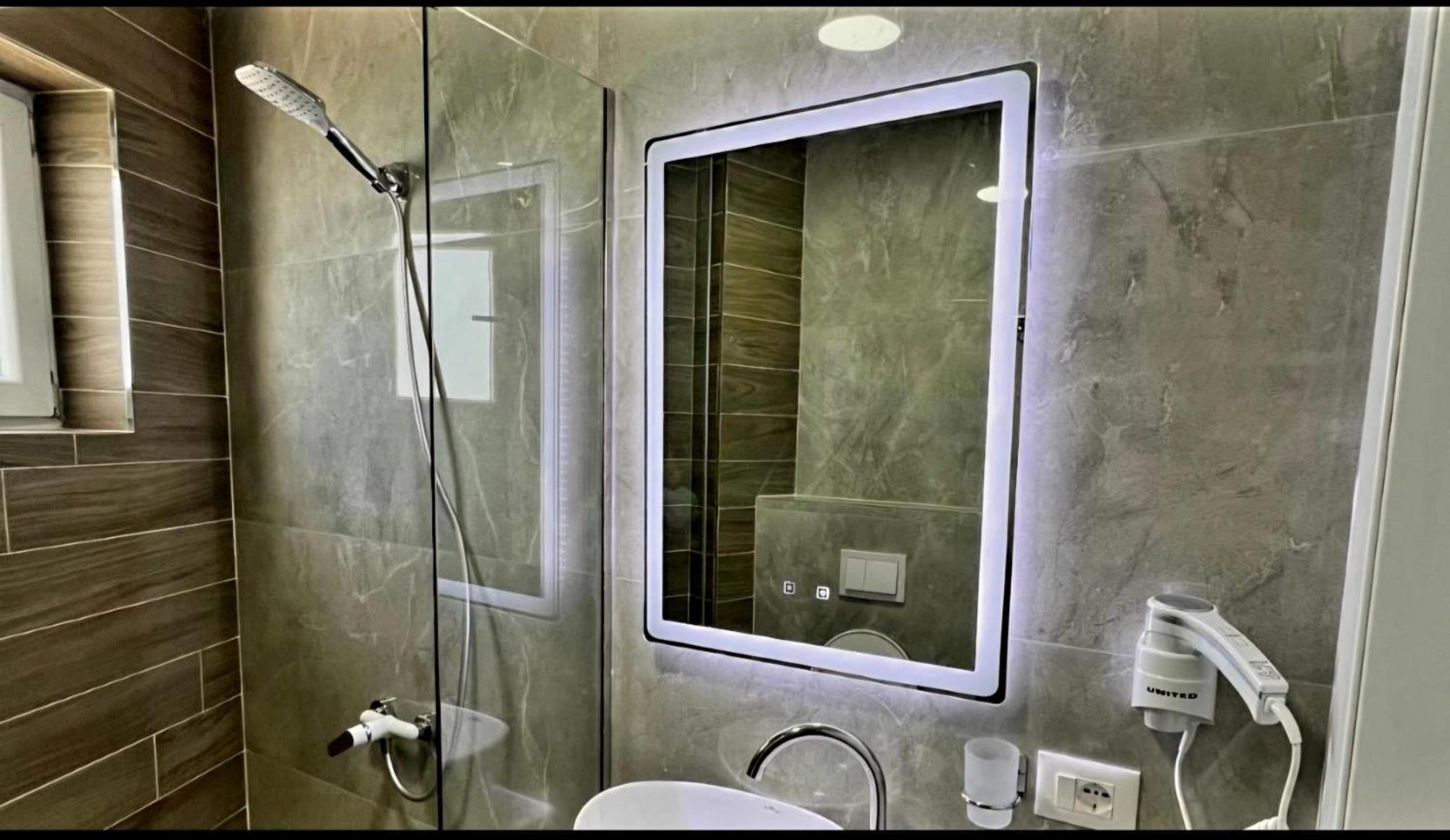Hotel Demoli Pogradec Exteriör bild
