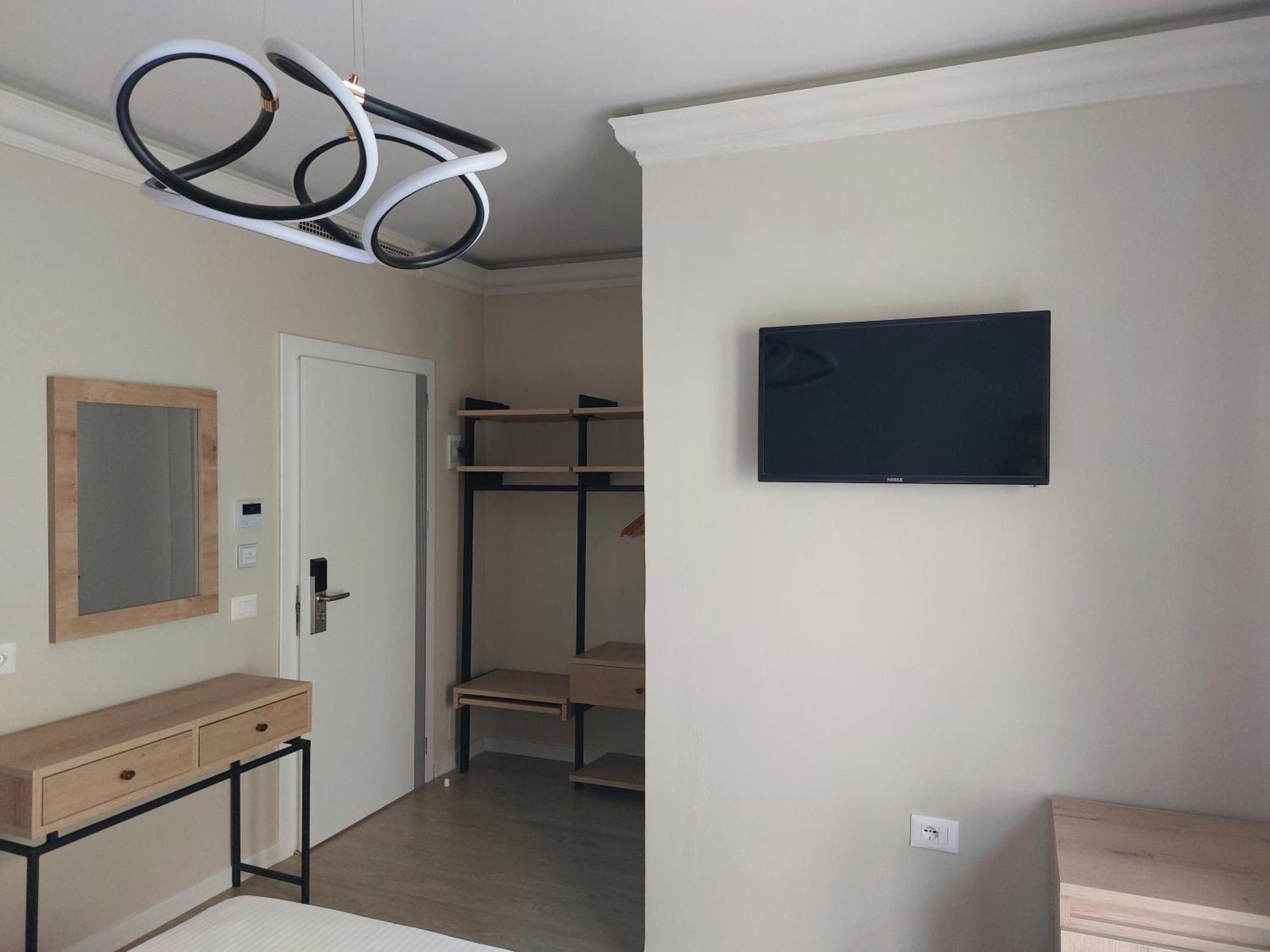 Hotel Demoli Pogradec Exteriör bild