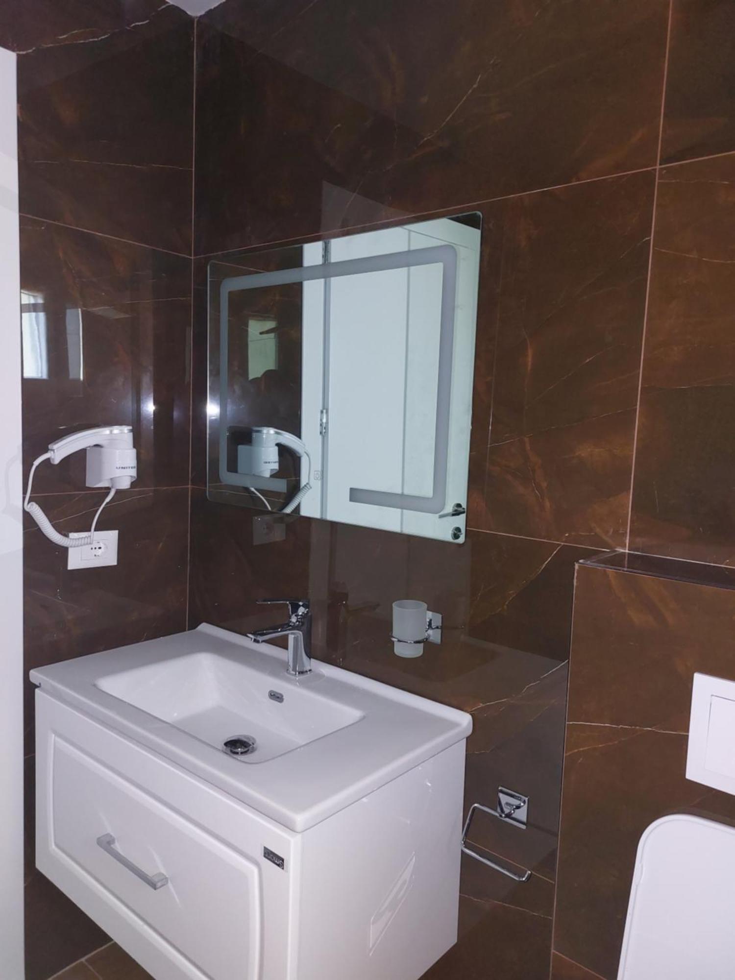 Hotel Demoli Pogradec Exteriör bild