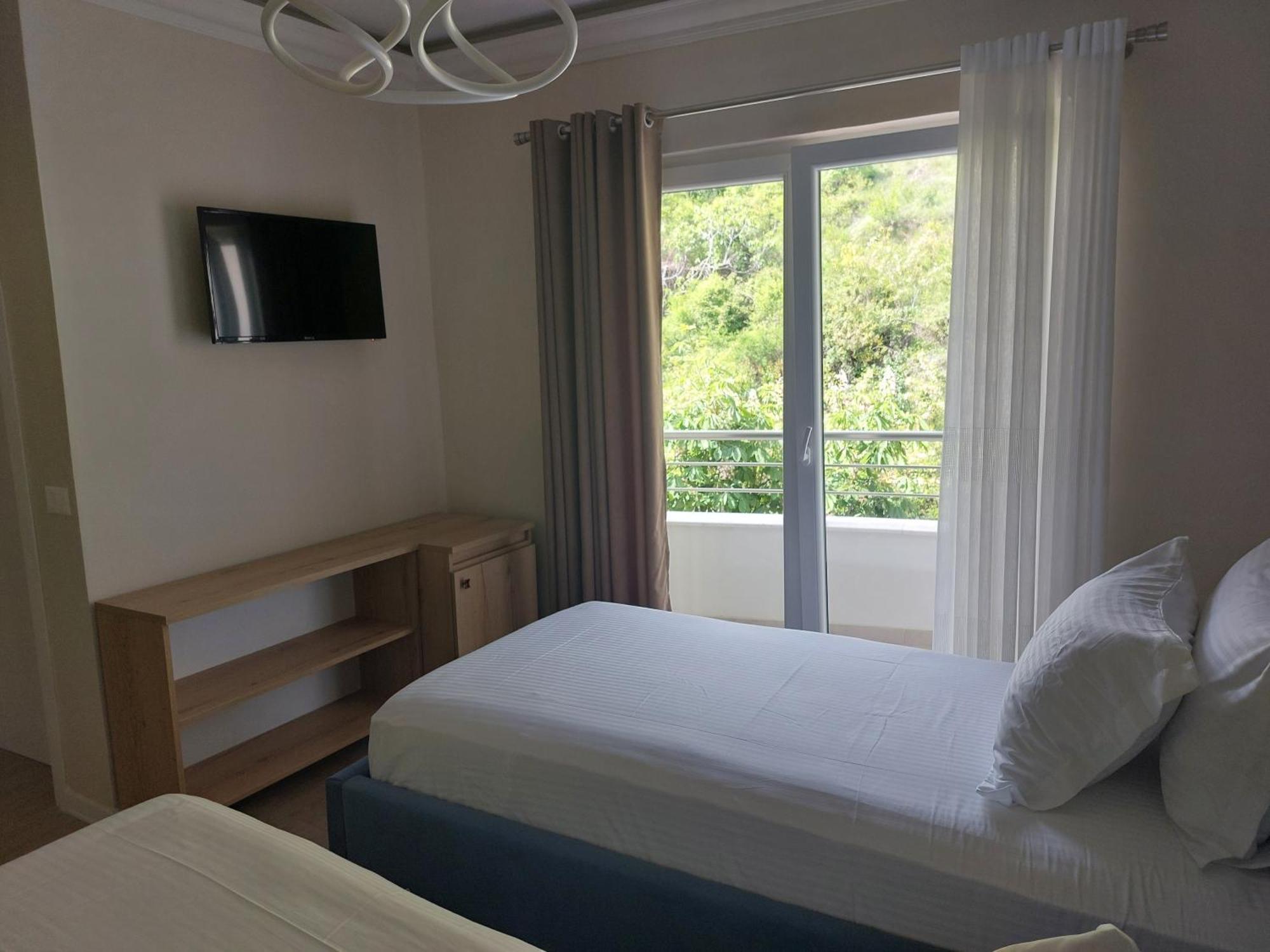 Hotel Demoli Pogradec Exteriör bild